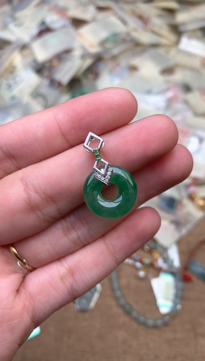 18K金镶嵌挂件翡翠一