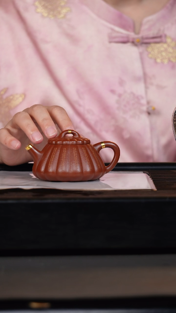 茶壶紫砂范晓丽筋纹石瓢包金