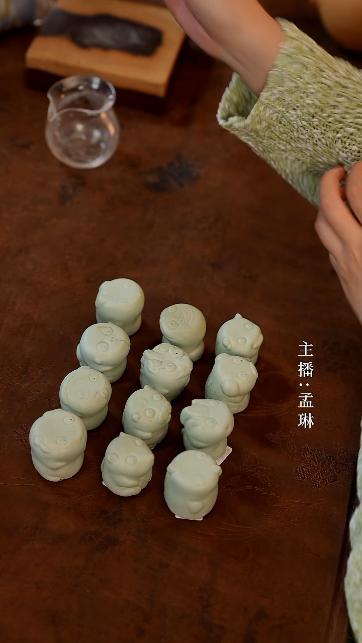 手工瓷器，每只不同，十二选一发其中一个