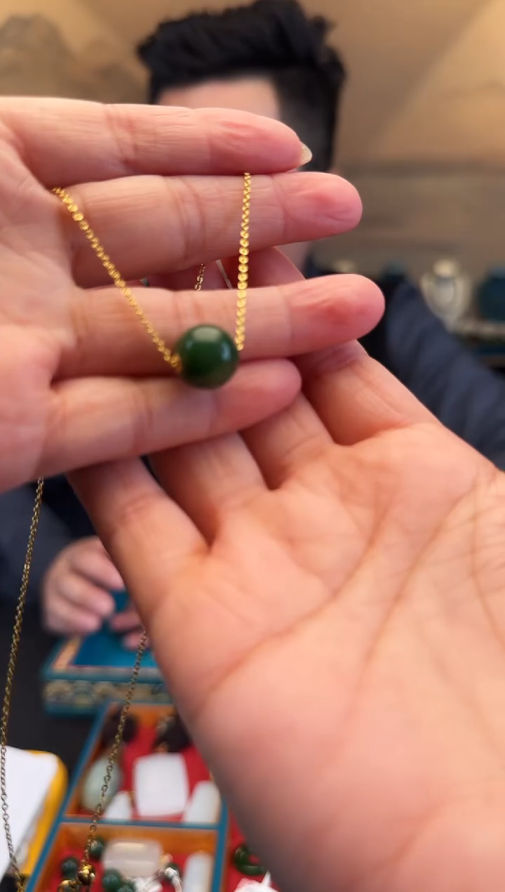 颈饰18K金镶嵌和田玉卡12单珠