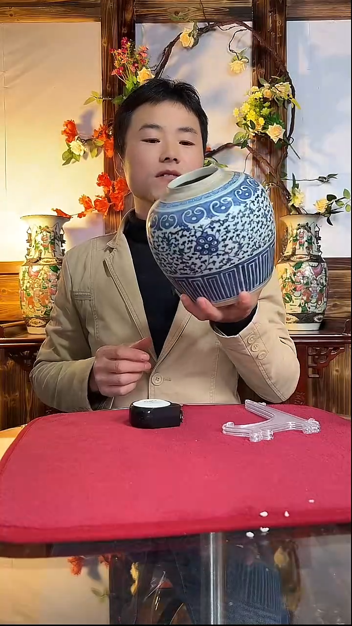 超**艇清中期青花缠枝莲蓬罐