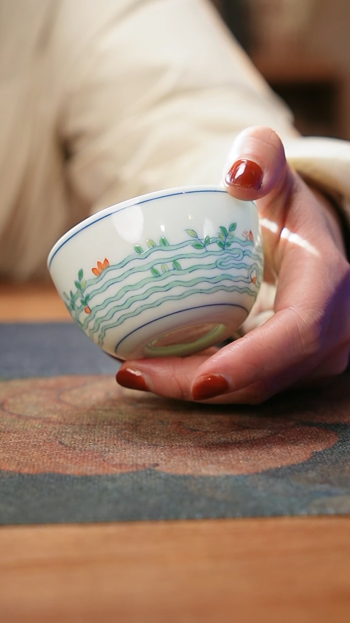 【闪购商品】青花斗彩落花流水卧足杯