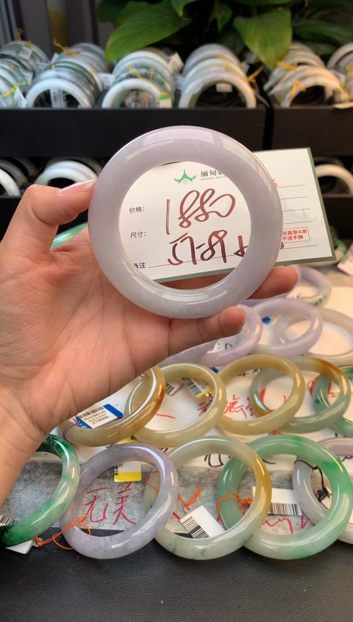 未镶嵌定制翡翠毛货需精细抛光+多人