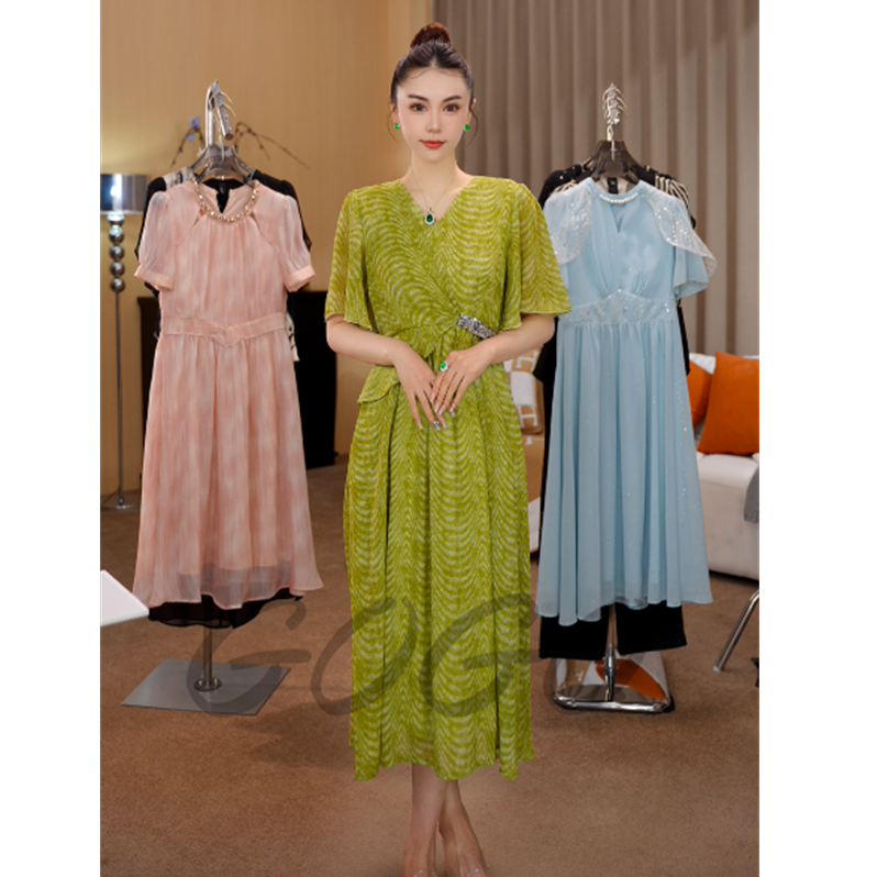 绿野仙踪 G6382绿色夏日感连衣裙2025新款今年流行好看的裙子女