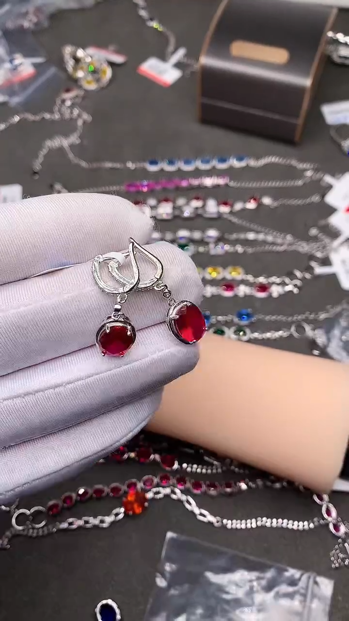 【闪购商品】红宝石耳饰银S925镶嵌......