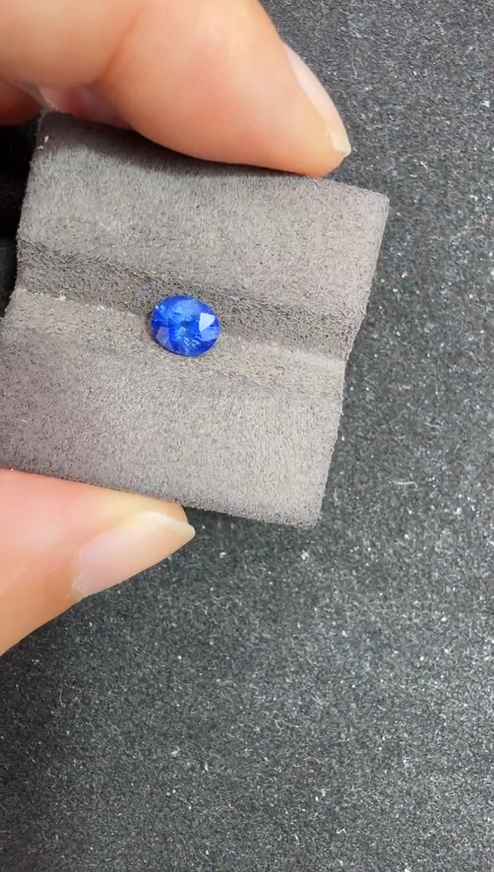未镶嵌定制定制蓝宝石.****人天然1.05克拉无烧皇家蓝吉尔德