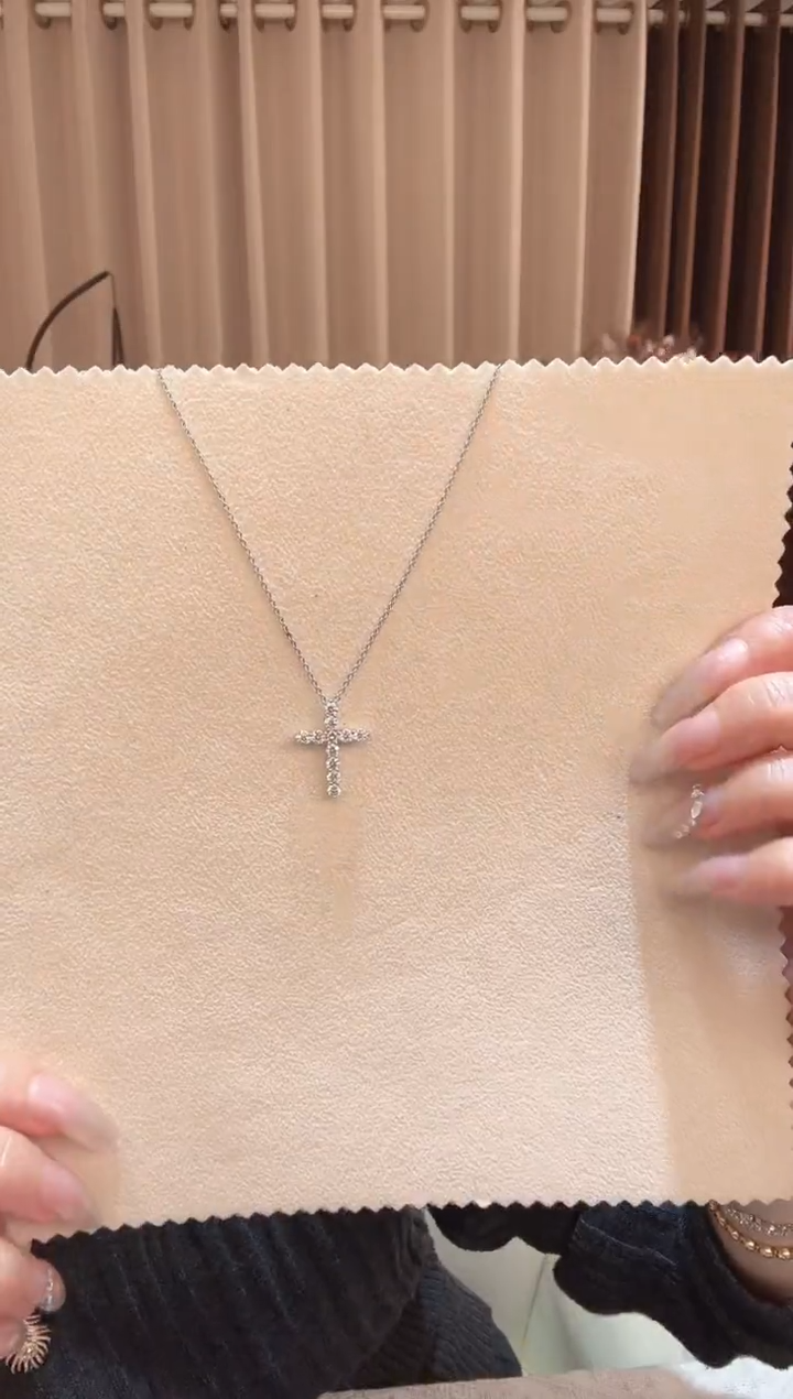 18K金镶嵌颈饰实验室培育钻石十字架项链k白