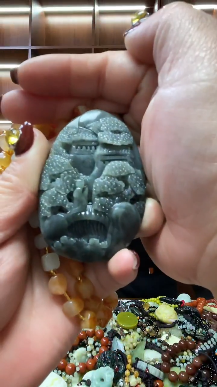 未镶嵌蛇纹石玉吊坠    