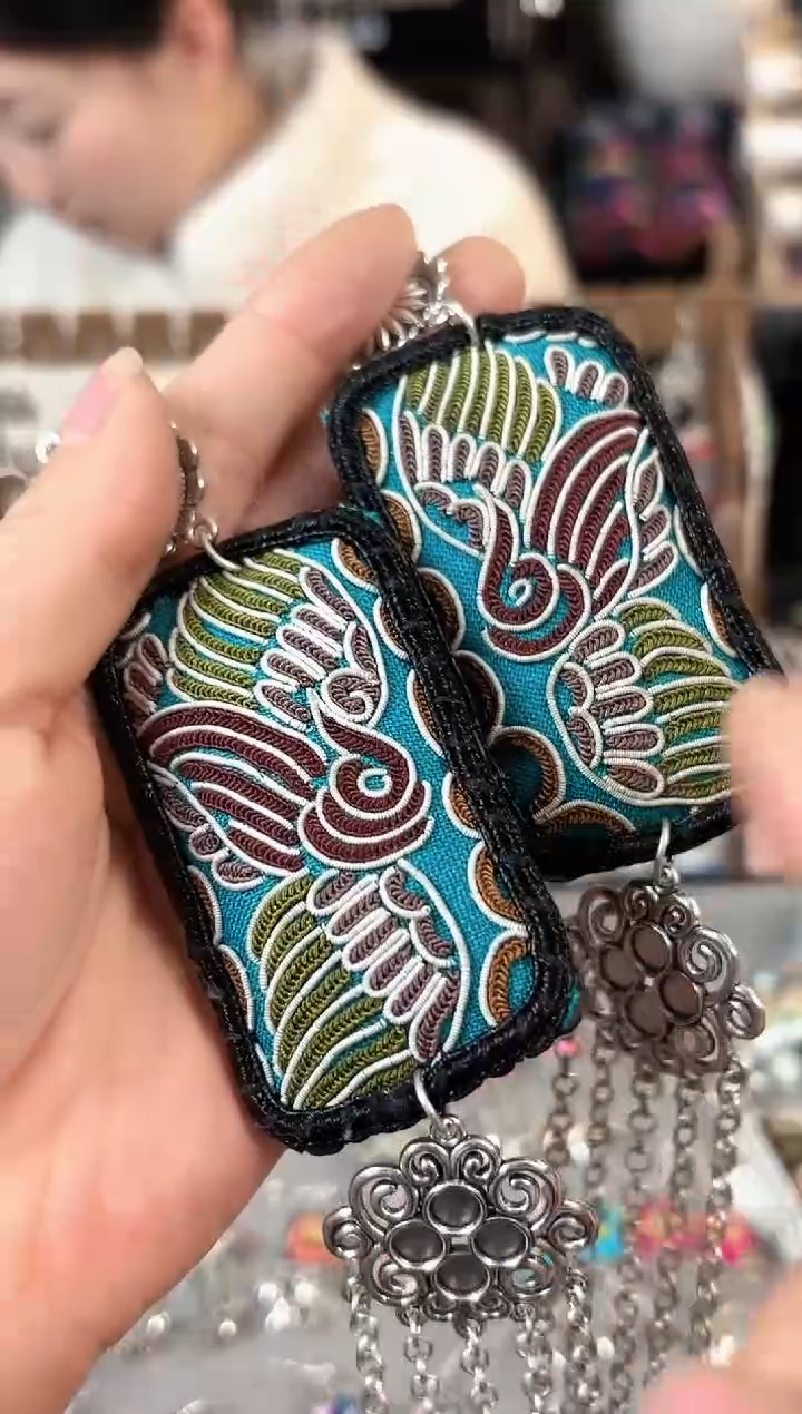 彩云南阁非遗老绣苗银饰品713