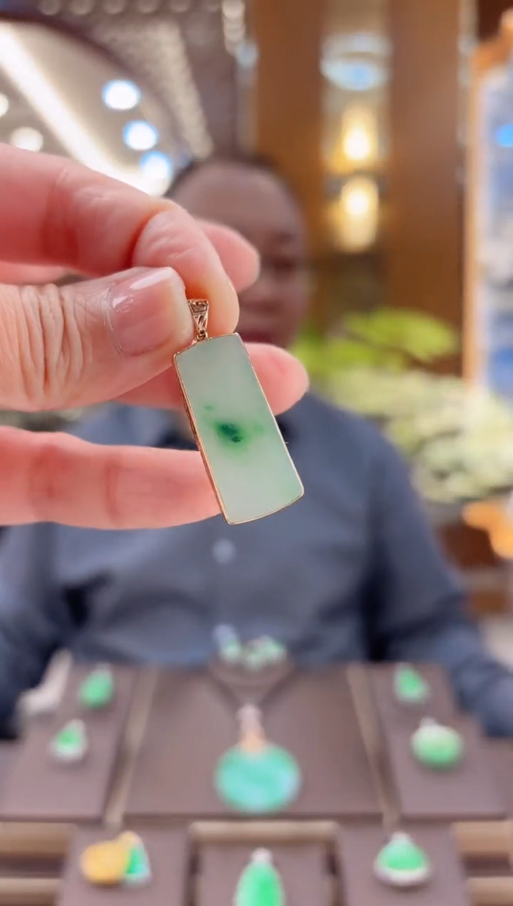 【闪购商品】翡翠吊坠(赠链)18K金镶嵌无事牌吊坠