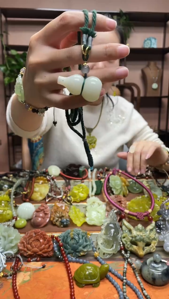 未镶嵌岫玉颈饰·