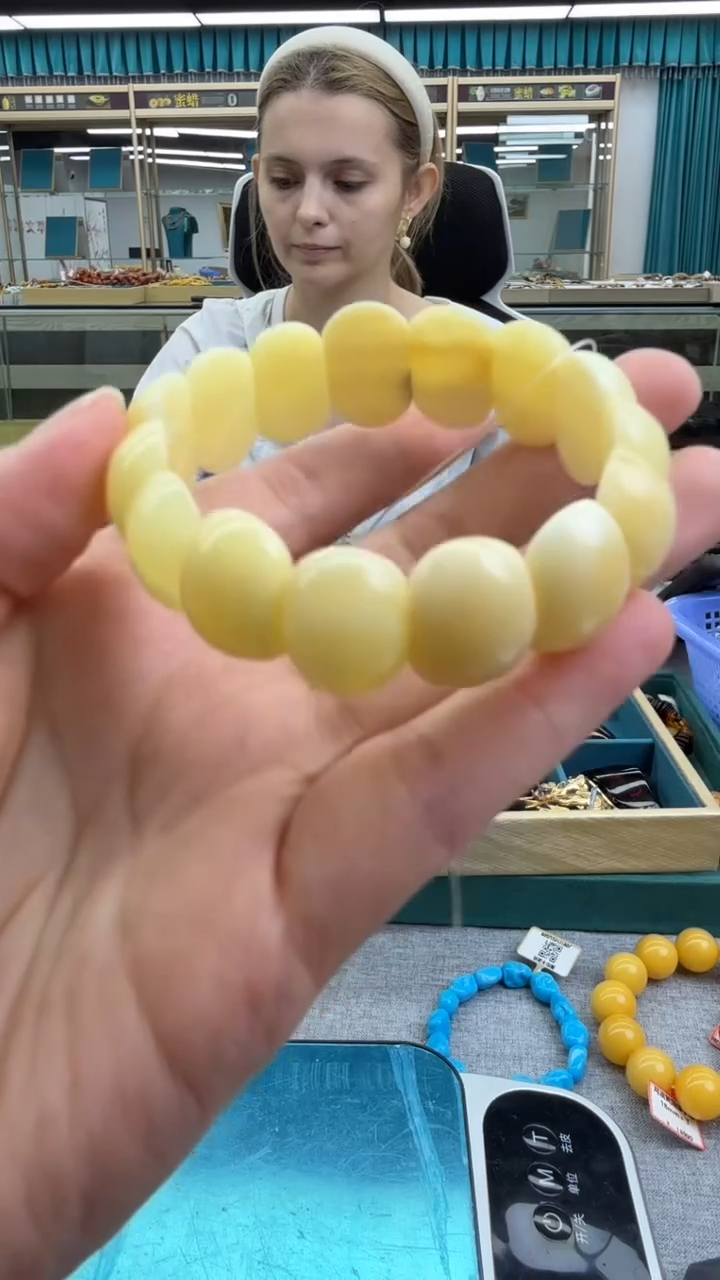 未镶嵌琥珀手链249秒拍号 假一罚三