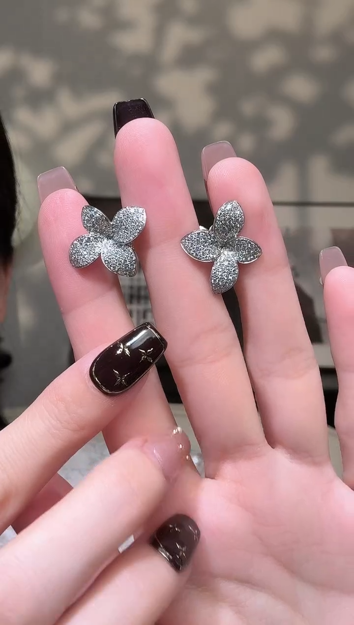 18K金镶嵌实验室培育钻石耳饰@@耳钉白圆形秘密花园+