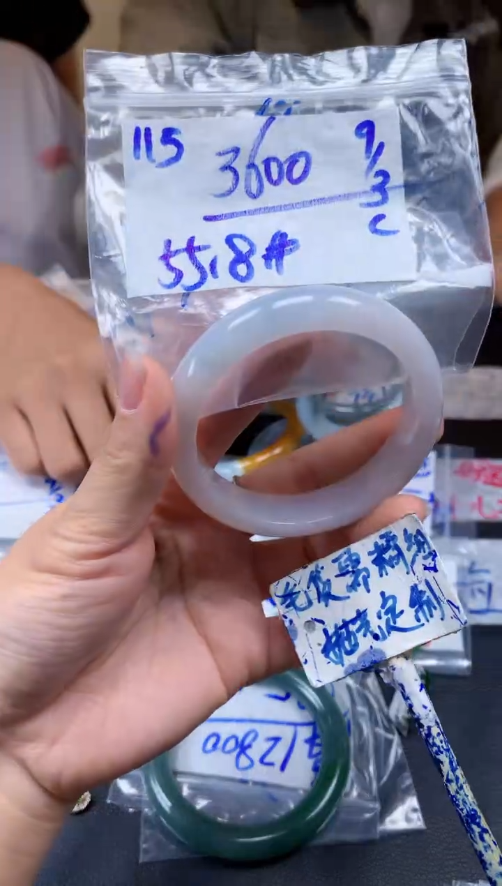 【闪购商品】定制翡翠未镶嵌115毛货需精细抛光手镯多样性拍一发一