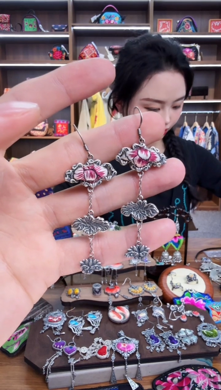【闪购商品】织绣165蒙阿苏苗绣传承
