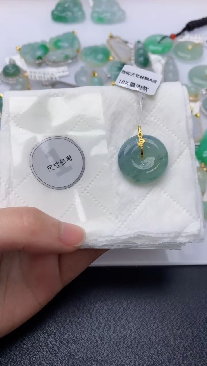 颈饰18K金镶嵌翡翠天然A货
