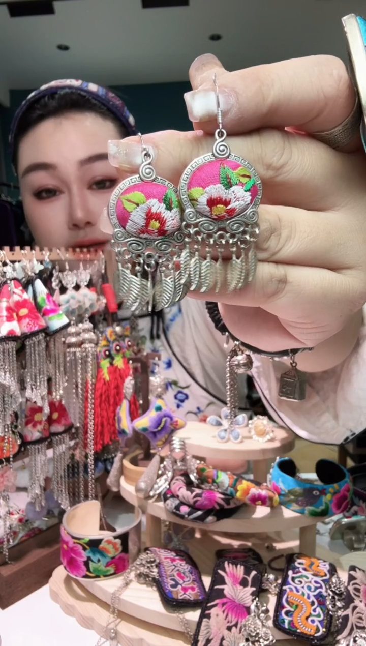 刺绣纯手工苗绣非遗耳环