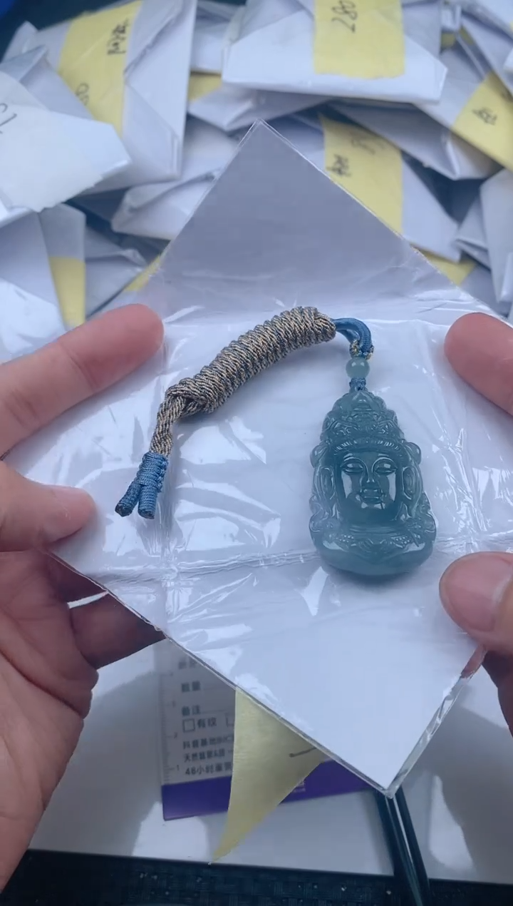 翡翠未镶嵌颈饰        