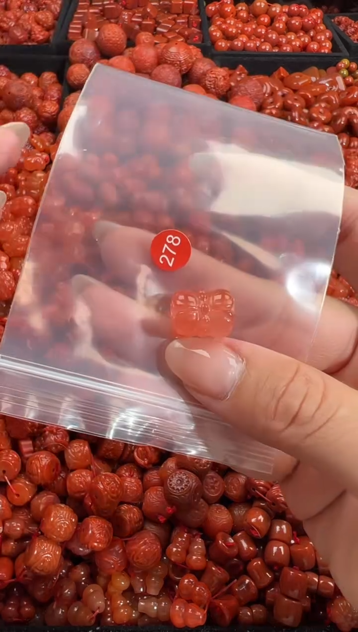 南红玛瑙未镶嵌颈饰1