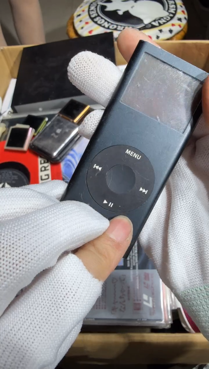 8新流****人 947   中古商品，瑕疵品，不保好坏。