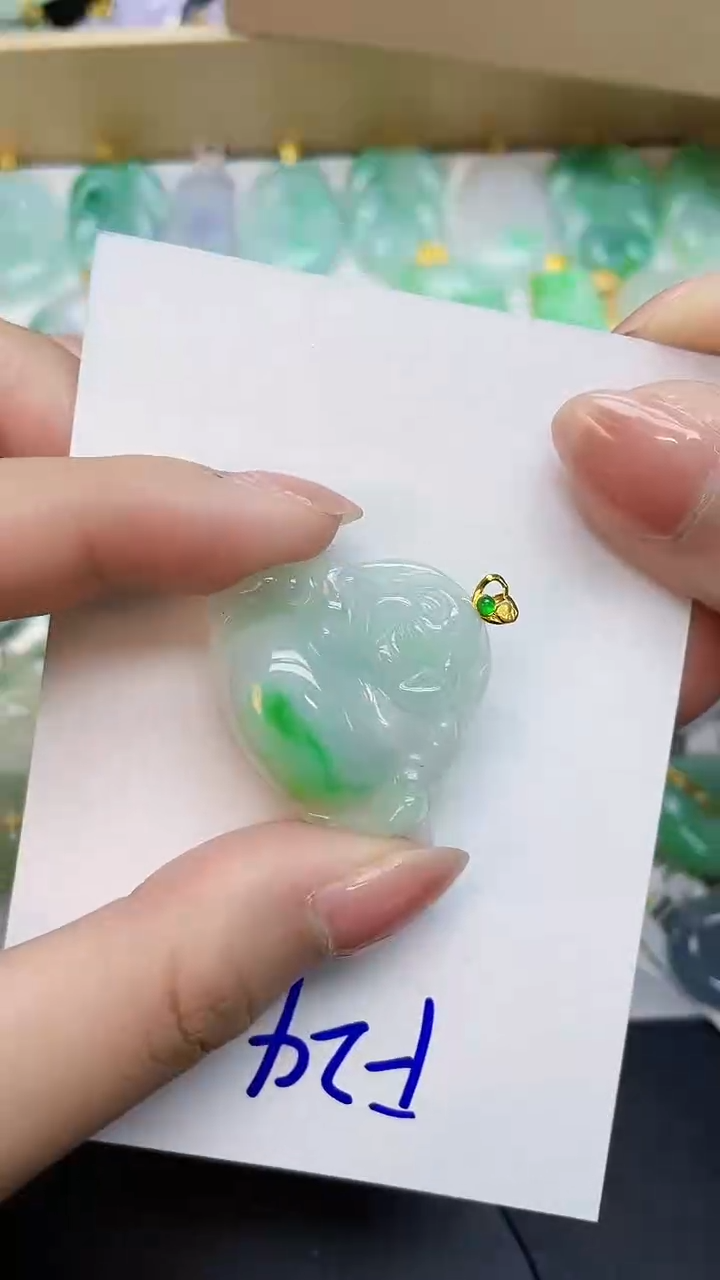 翡翠18K金镶嵌颈饰0000000000