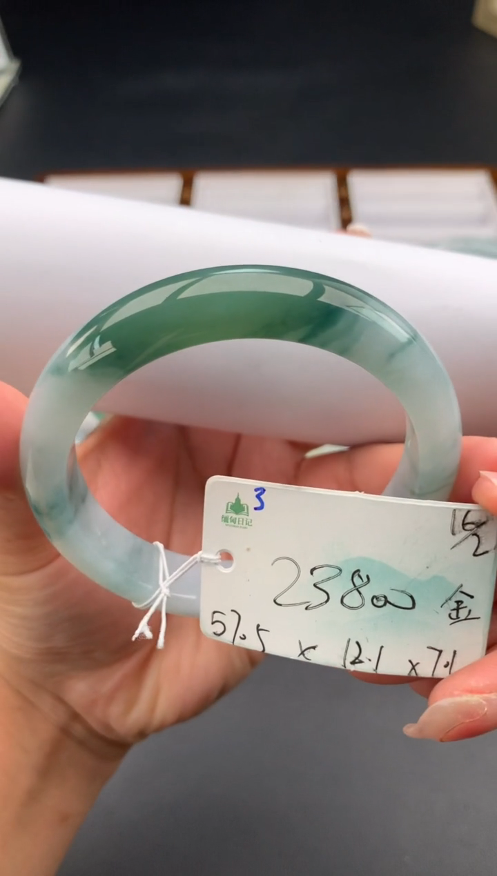 【闪购商品】翡翠手镯未镶嵌 #情人节#送礼，下单联系客服核对地址~