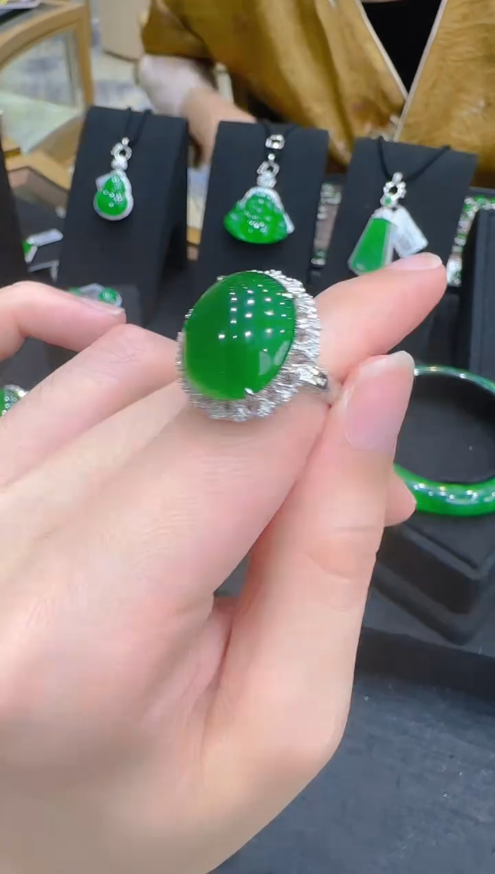 【闪购商品】翡翠戒指18K金镶嵌天然翡翠A货