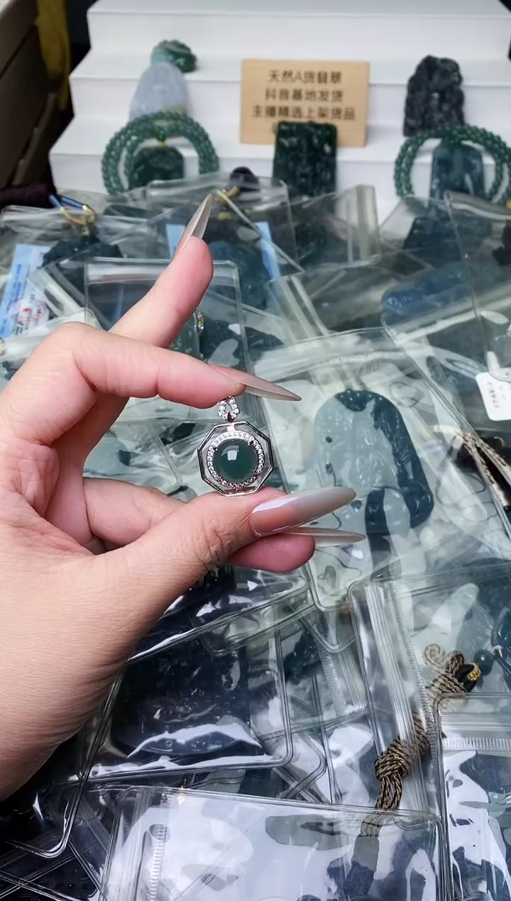 颈饰未镶嵌翡翠 