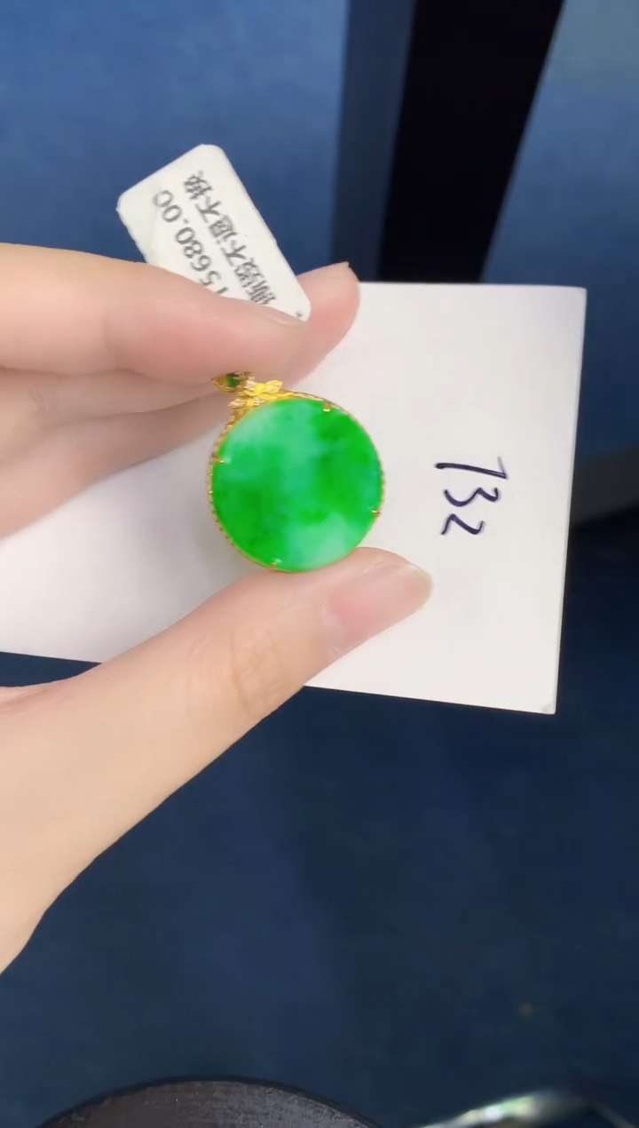 翡翠18K金镶嵌颈饰000000000