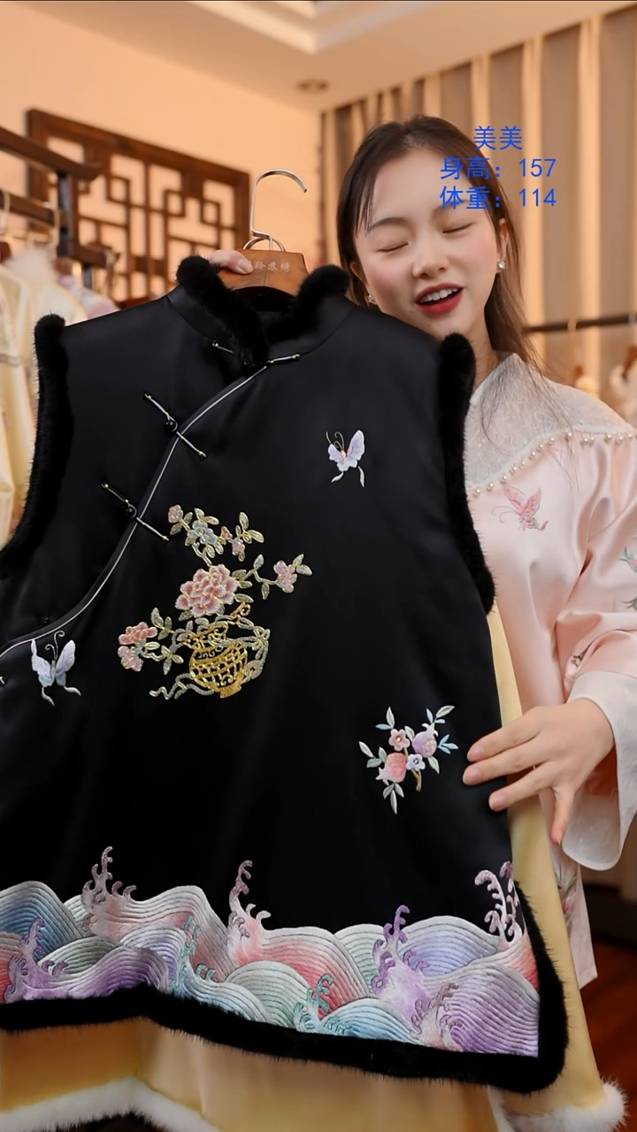 刺绣非遗服饰一物一件