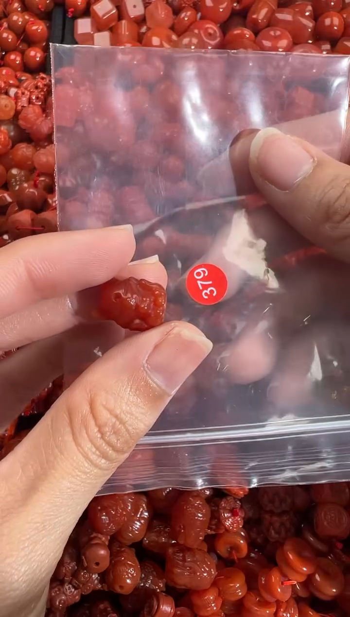 南红玛瑙未镶嵌颈饰1