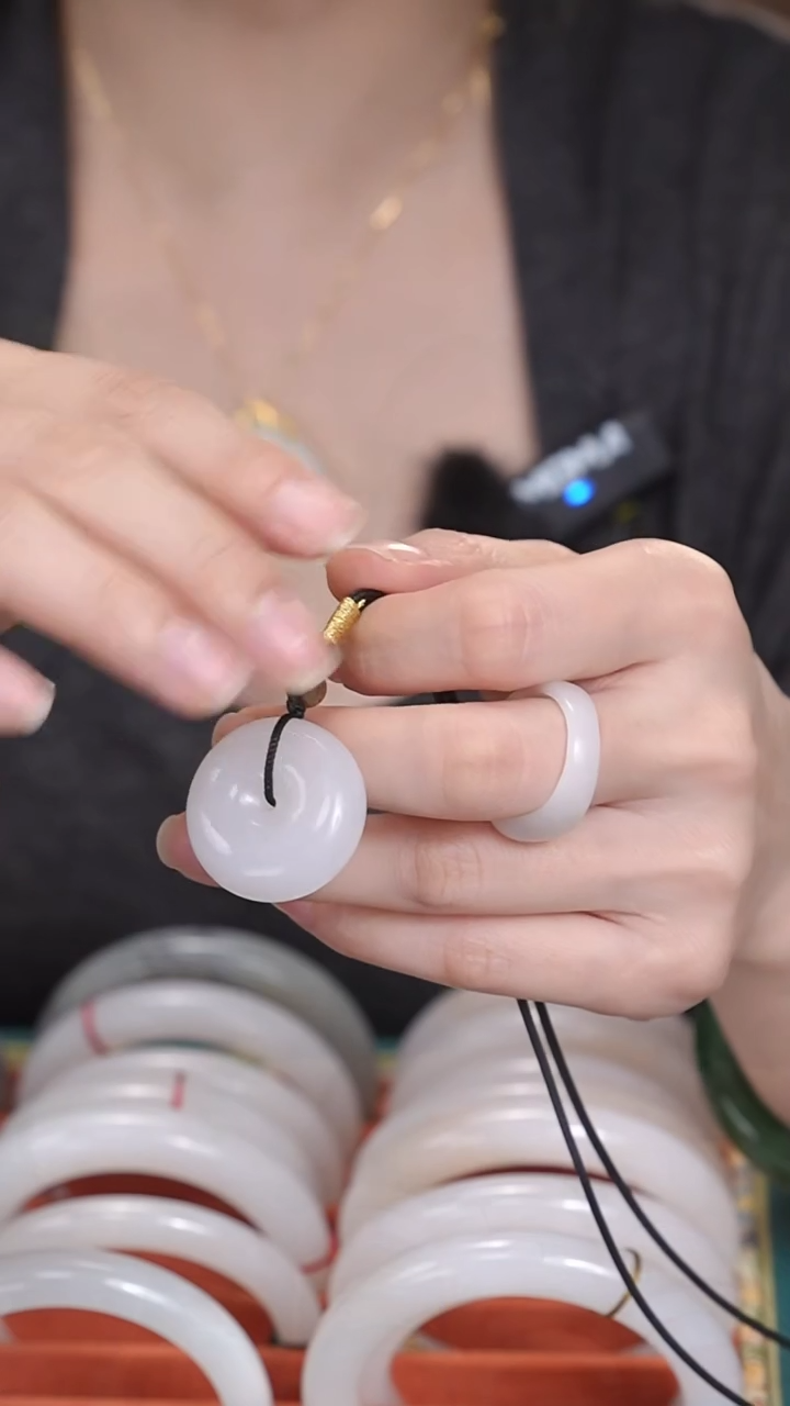 吊坠(赠链)未镶嵌和田玉和田玉