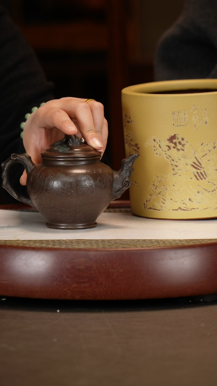 【闪购商品】紫砂茶壶劲松套组+两杯两碟300c+李燕笔筒