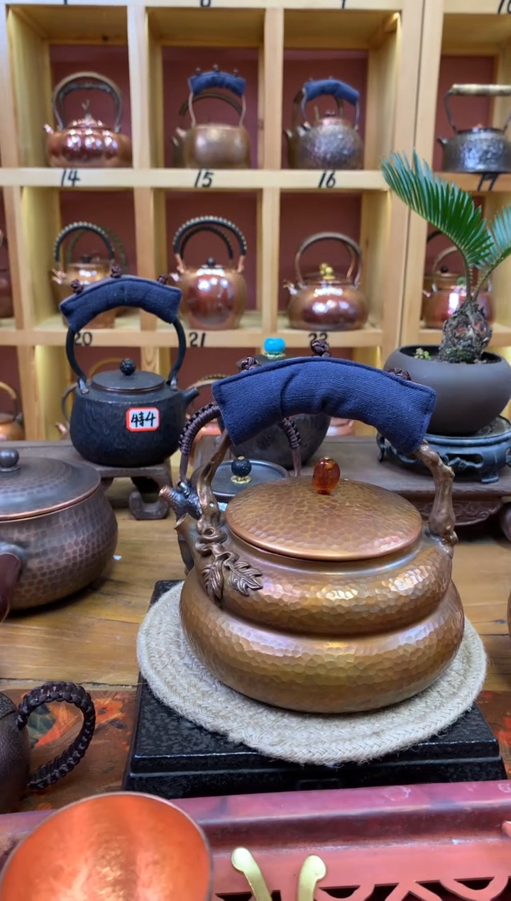 ?**?紫铜包浆色葫芦提梁壶