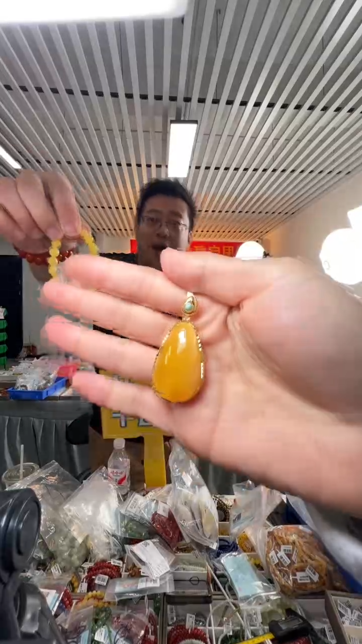 蜜蜡吊坠(不含链)银S925镶嵌俄料鸡油黄蜜蜡吊坠多样性发一件