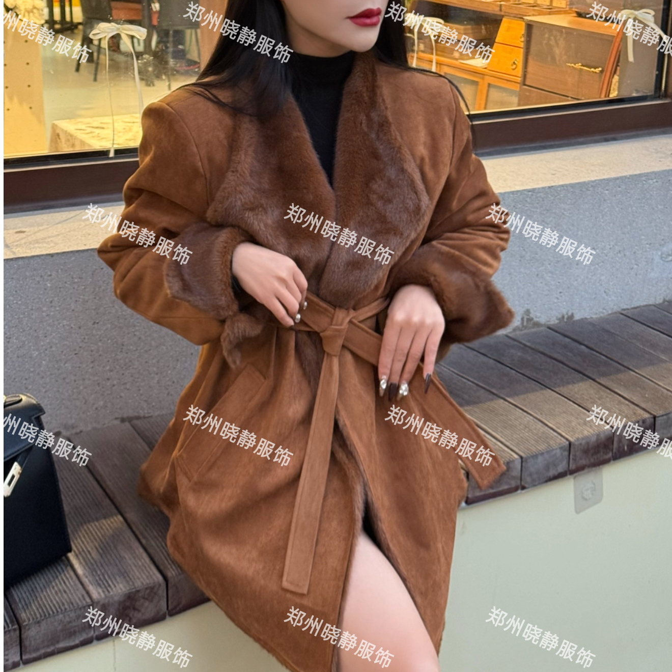 2025冬季高级翻领麂皮绒毛毛一体中长外套