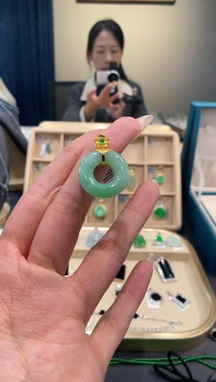 【闪购商品】翡翠吊坠(不含链)18K金镶嵌甜甜圈