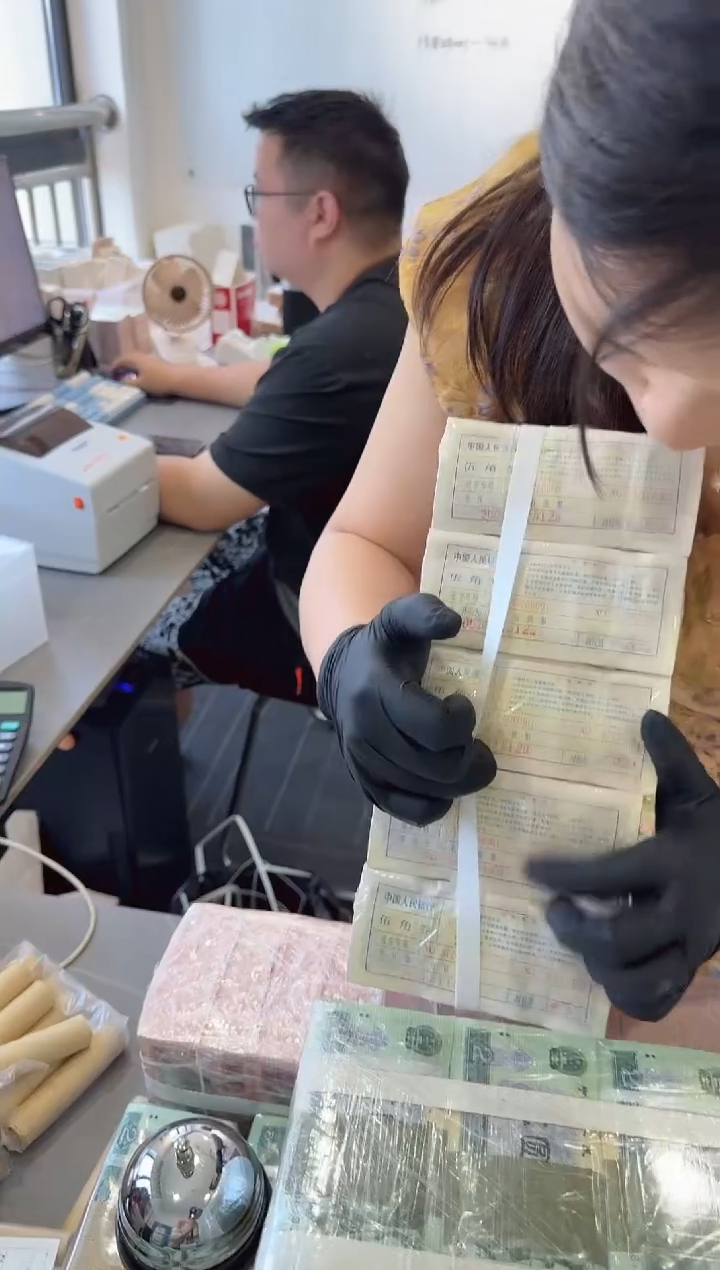 整条五千张连号 银行保真 05 XU冠