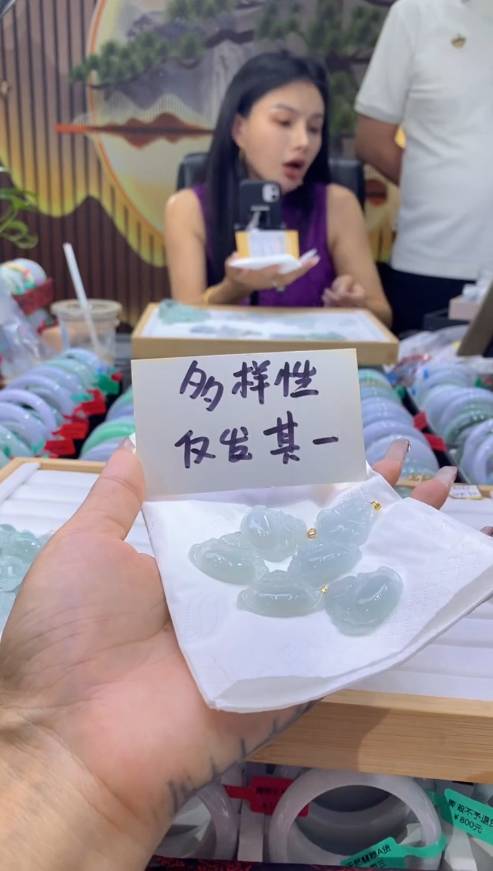 翡翠18K金镶嵌颈饰多样性仅发其一8104