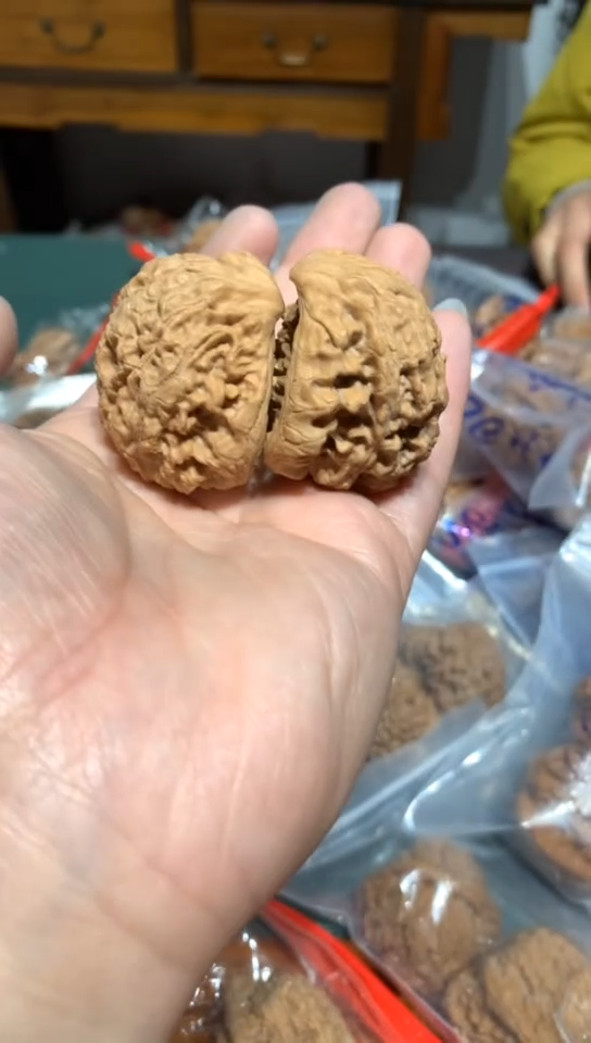 【闪购商品】文玩核桃吊坠蛇头核桃