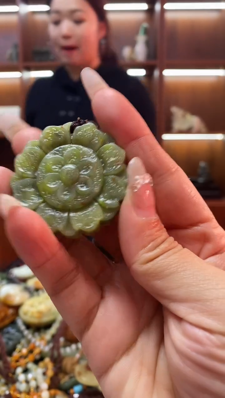 未镶嵌蛇纹石玉吊坠     