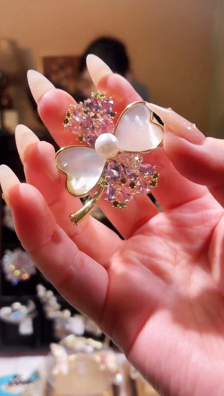 合成立方氧化锆铜合金四叶草胸针