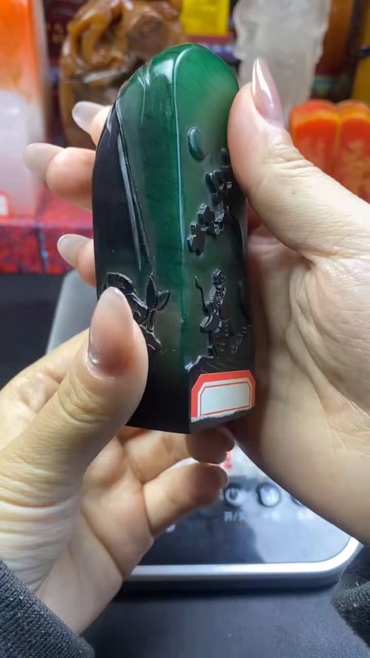 寿山石印石绝绿石皮薄意雕方章-把酒临风