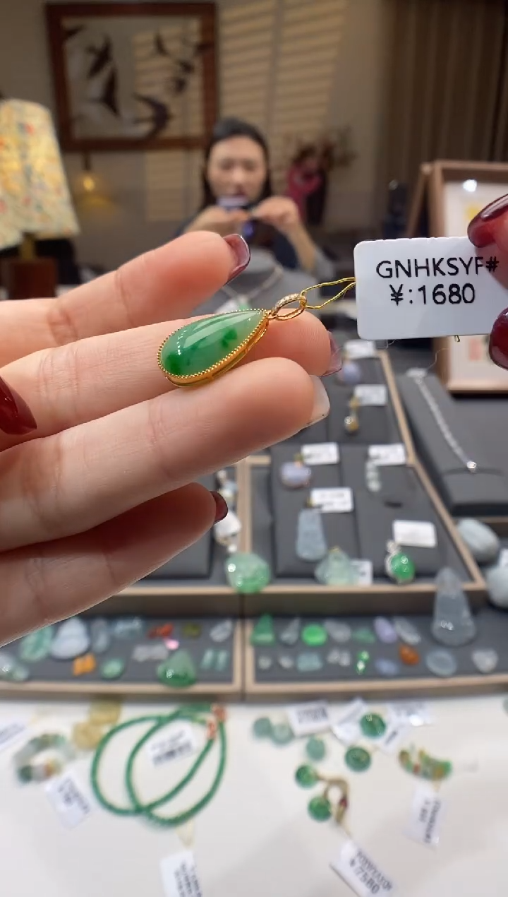 【闪购商品】翡翠颈饰18K金镶嵌水滴