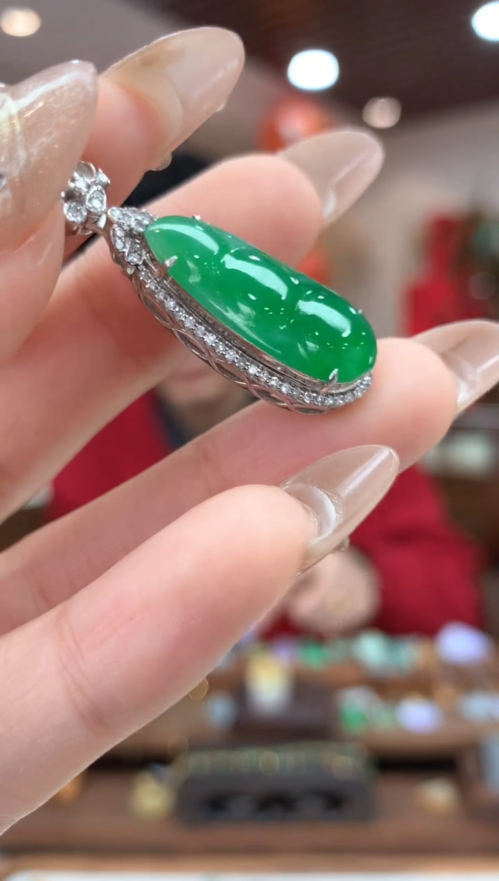 【闪购商品】翡翠吊坠(不含链)18K金镶嵌豆子