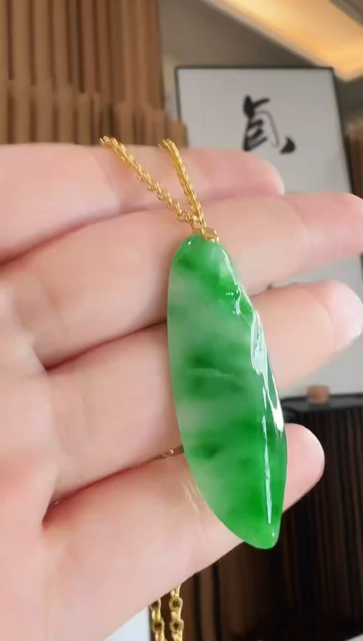 翡翠18K金镶嵌颈饰吊坠