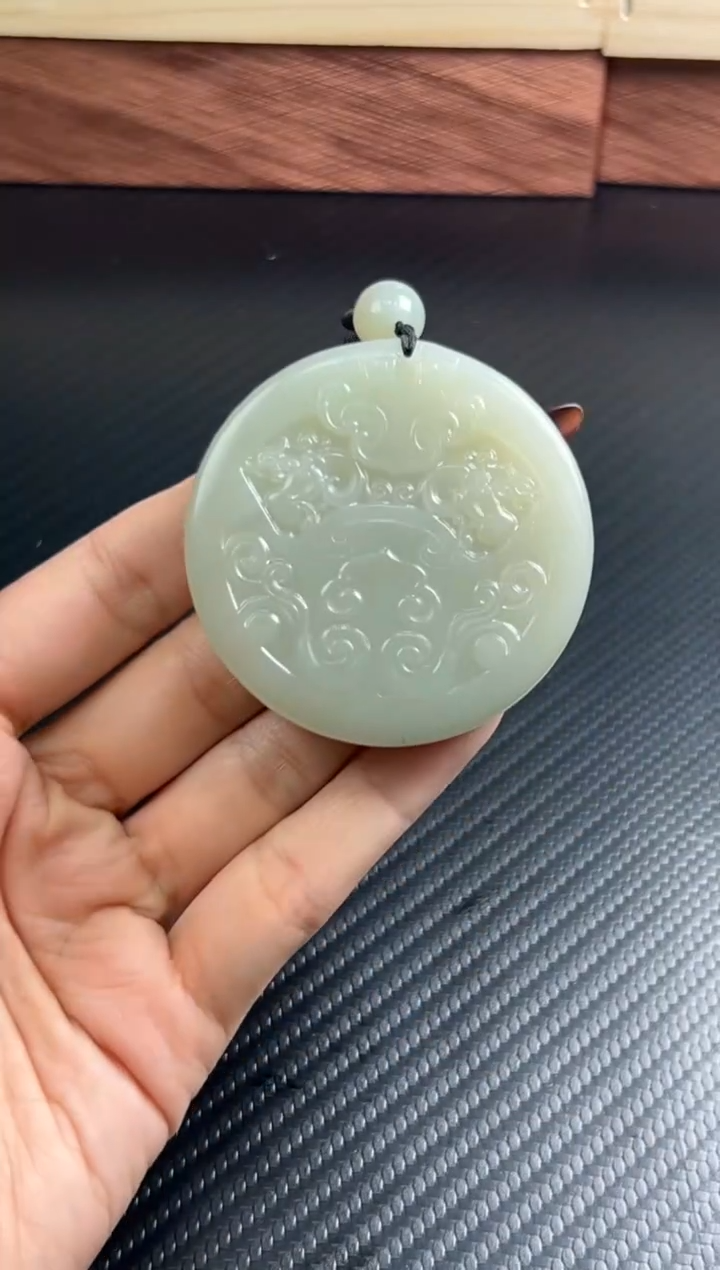 吊坠(赠链)未镶嵌和田玉轩*且末近矿微色差把件