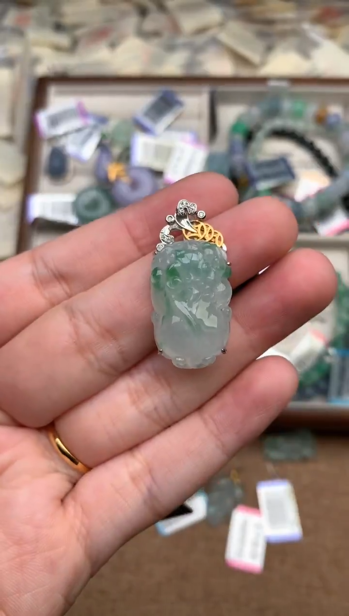 18K金镶嵌挂件翡翠一