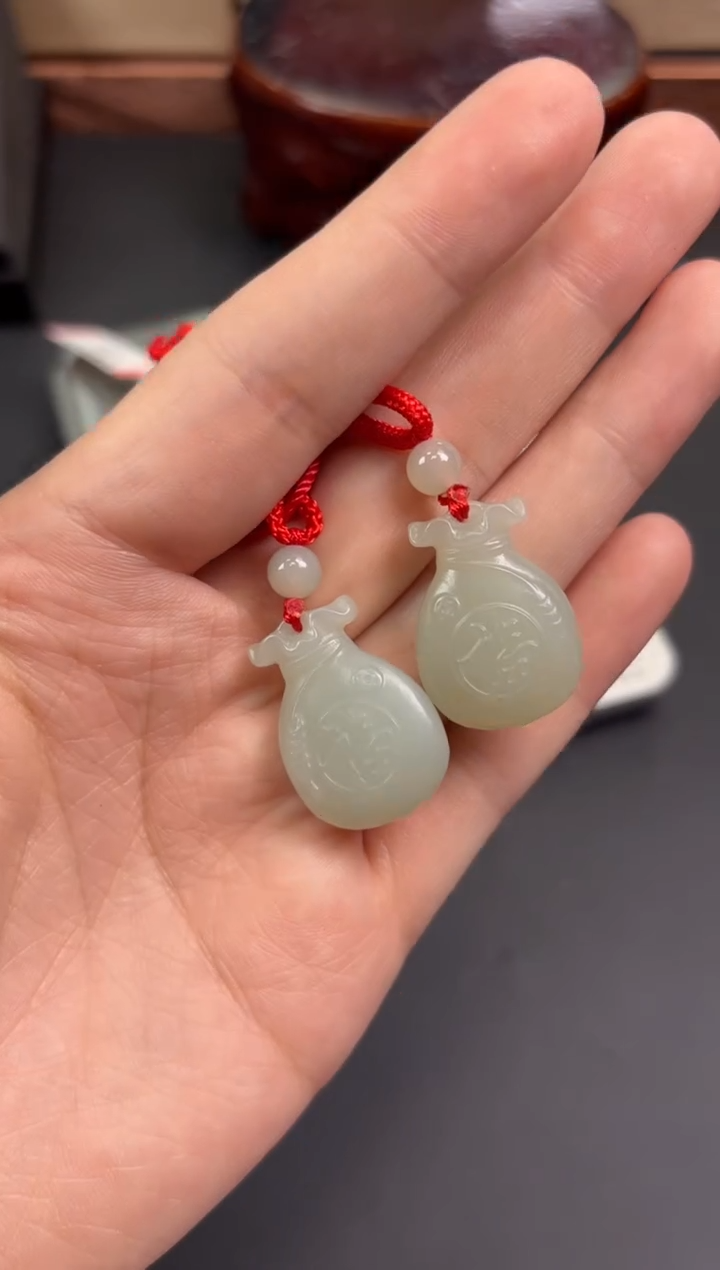 【闪购商品】和田玉吊坠(赠链)未镶嵌且末微色差近矿吊坠多样性发货