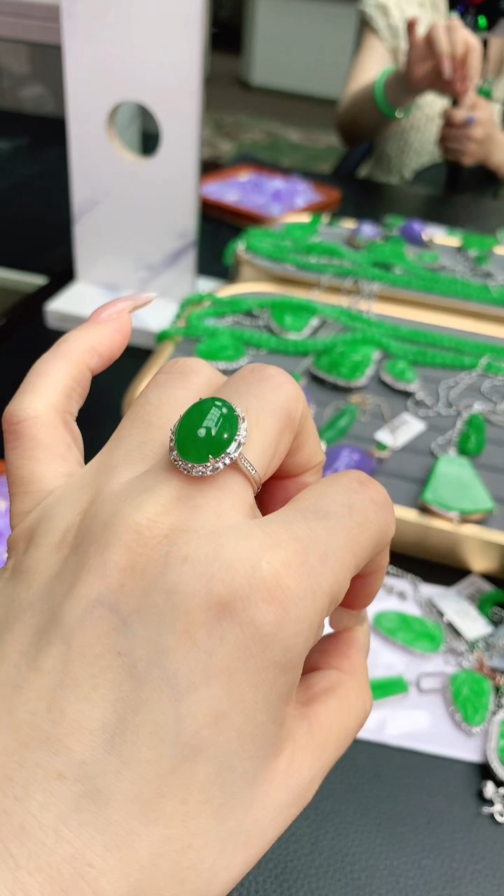 【闪购商品】翡翠戒指18K金镶嵌赠礼盒证书